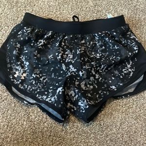 under armor pattern girls shorts size XS